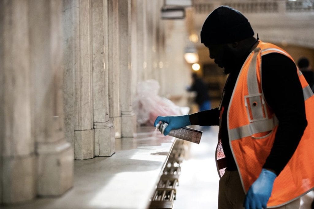 EPA aprueba dos productos Lysol por ser eficaces contra el coronavirus en superficies.