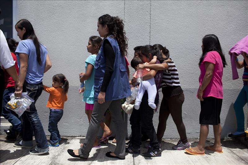 Corte de California amplia plazo para liberar a menores inmigrantes