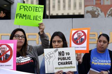 Juez bloquea regla de carga pública impuesta por Trump contra los inmigrantes.