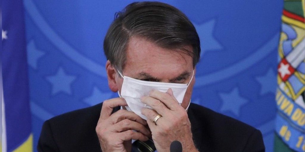 Bolsonaro vetó el uso de mascarillas