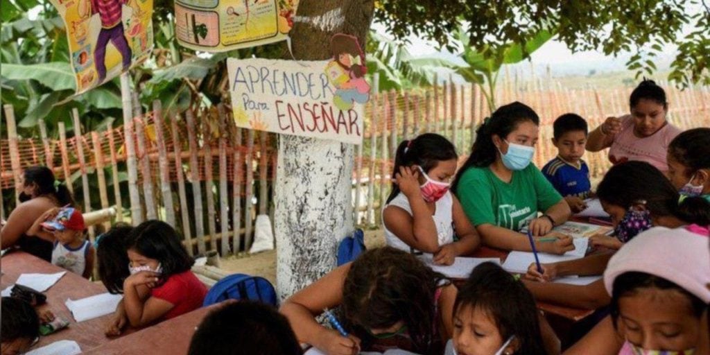 escuela bajo un árbol