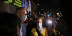 Alcalde de Portland sufre represión por parte de Oficiales federales