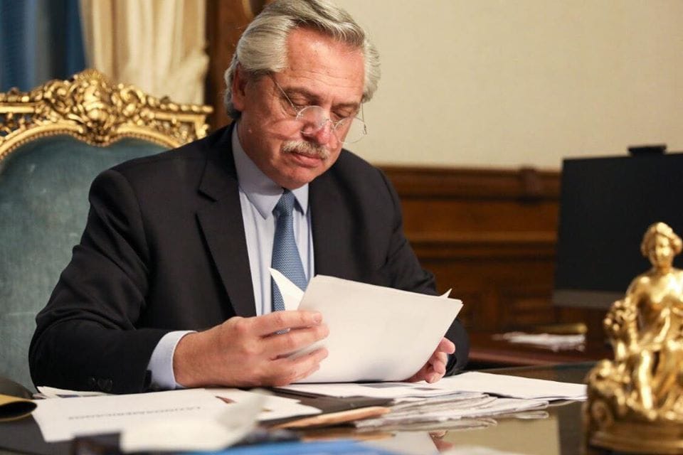 Presidente de Argentina felicita a Putin por la vacuna Sputnik V.