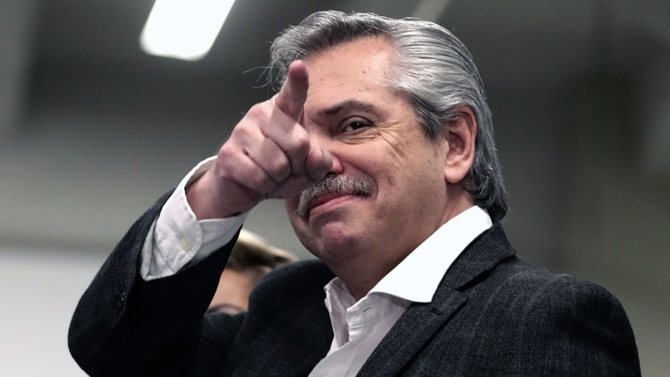 Alberto Fernández declara el Internet, telefonía móvil y TV como servicios públicos.