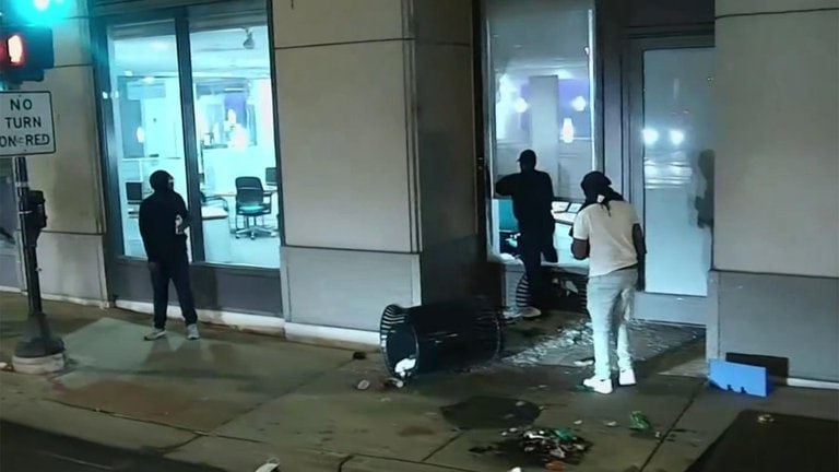 Se registran saqueos tras enfrentamiento con policías en Chicago.