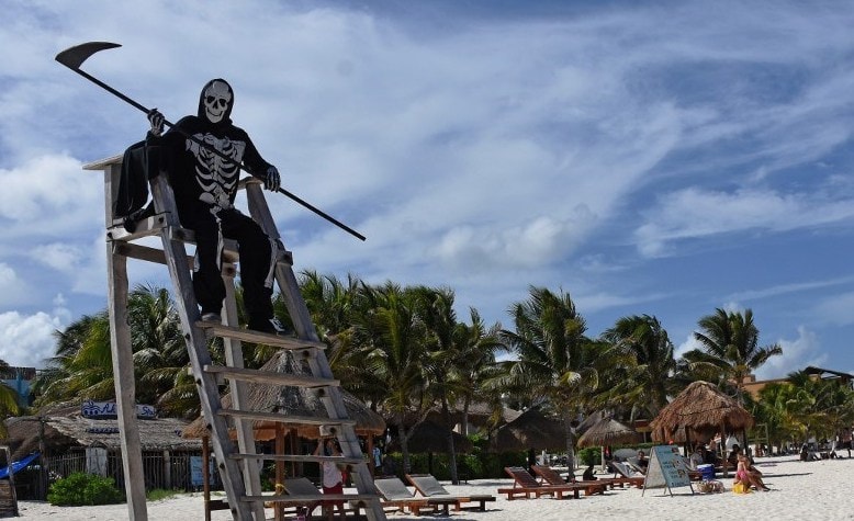 Hombre disfrazado de la muerte busca generar conciencia ante incremento de casos de Covid-19.