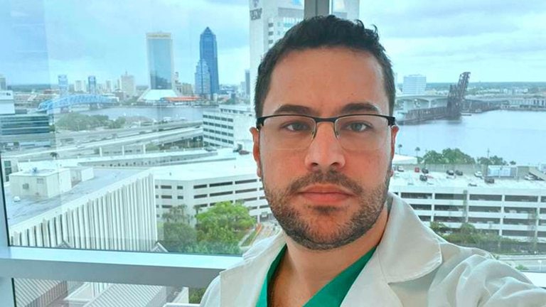 “Me contagié haciendo lo que amo”, el conmovedor post de un médico antes de morir.