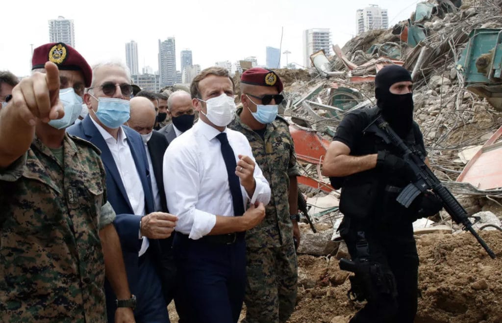 Emmanuel Macron visita un devastado Beirut y pide un nuevo pacto político.