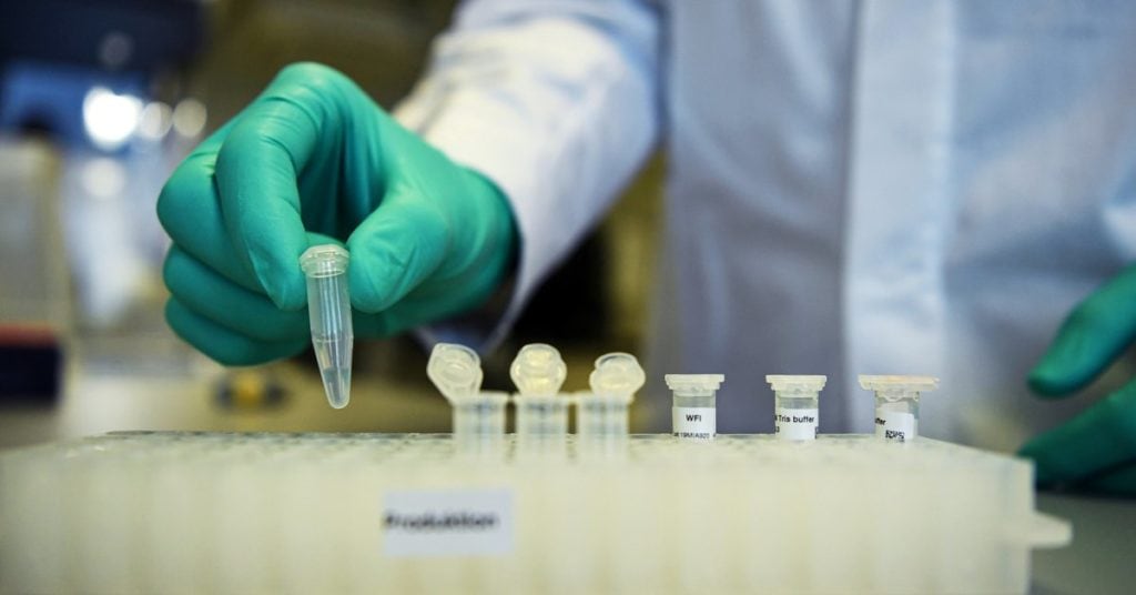 Funcionario de la FDA ‘amenaza’ con renunciar si se aprueba vacuna no certificada.