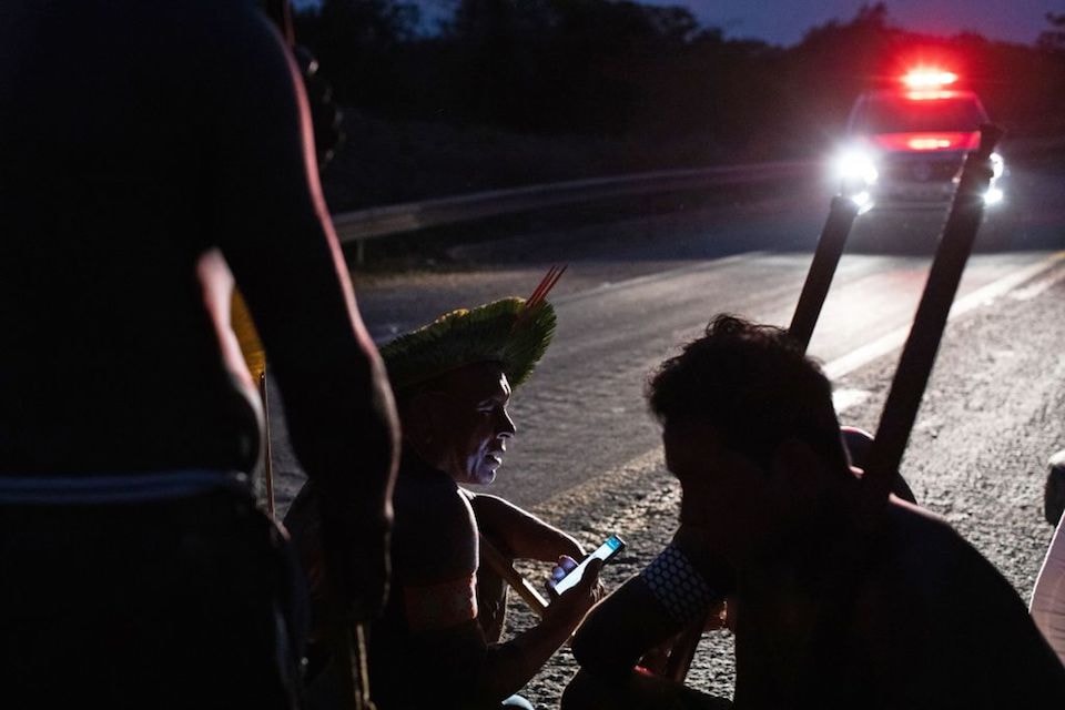 Indígenas en Brasil protestan por falta de servicios de salud, juez ordena su desalojo.