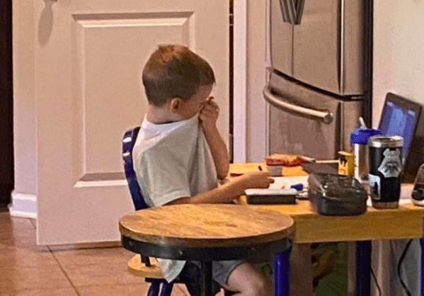 Niño de 5 años llorando en plena clase virtual conmociona las redes.
