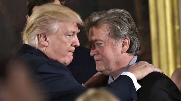 Ex jefe de estrategia de Trump es acusado por actos de corrupción.