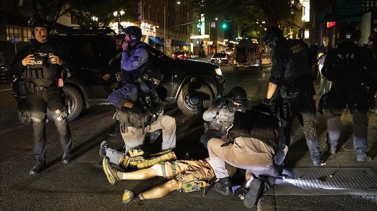 Aumenta la violencia en las protestas contra el racismo en EEUU