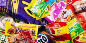 Oaxaca prohíbe la venta de bebidas gaseosas y comida chatarra a menores