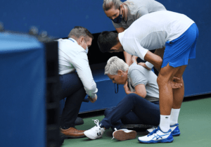 Djokovic es descalificado del U.S.Open tras golpear a jueza de línea con el balón