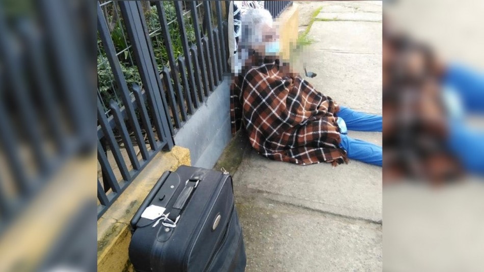 Mujer saca a su madre de la casa en plena cuarentena.