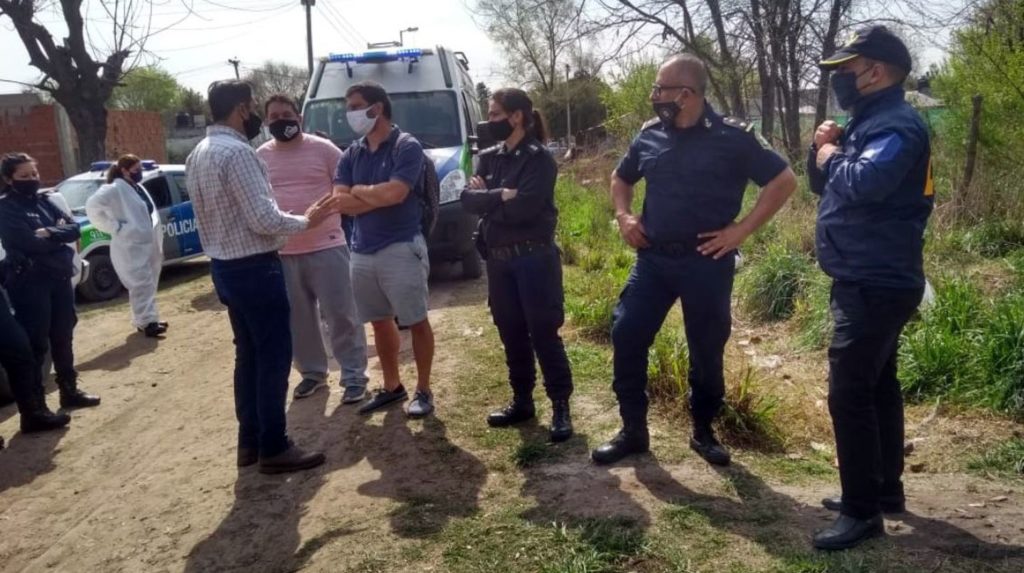 Madre mata a supuesto violador de su hijo y lo entierra frente a su casa.