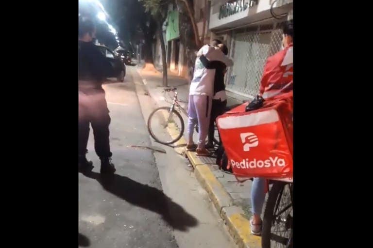 Le roban la ‘bici’ de trabajo a un repartidor y una clienta le regala la suya.