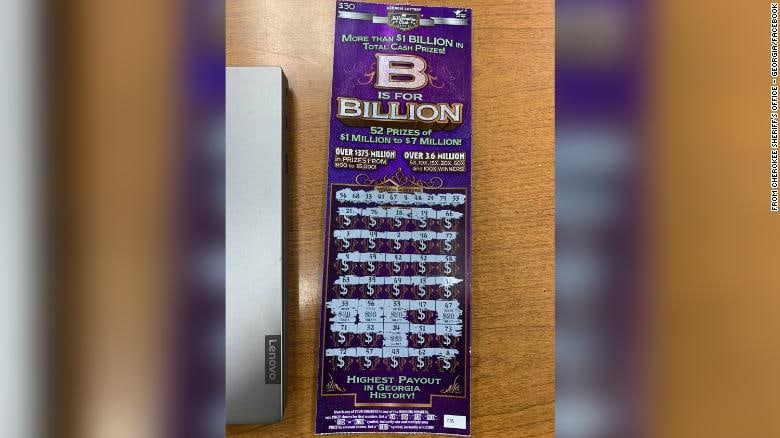 Hombre deja botado un billete de lotería ganador por huir de la policía.