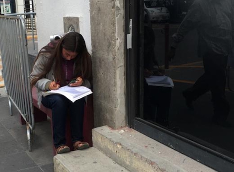 Estudiante toma clases en la calle por falta de internet en su casa.