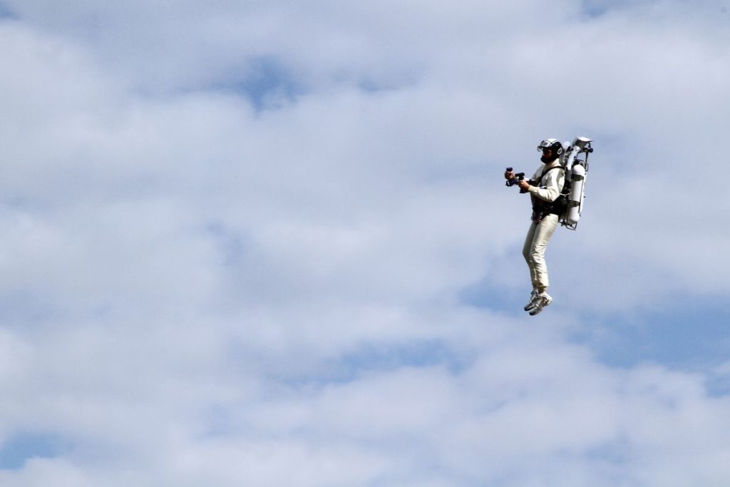 FBI busca a hombre que voló a una altitud de 3.000 pies en un ‘jetpack’.