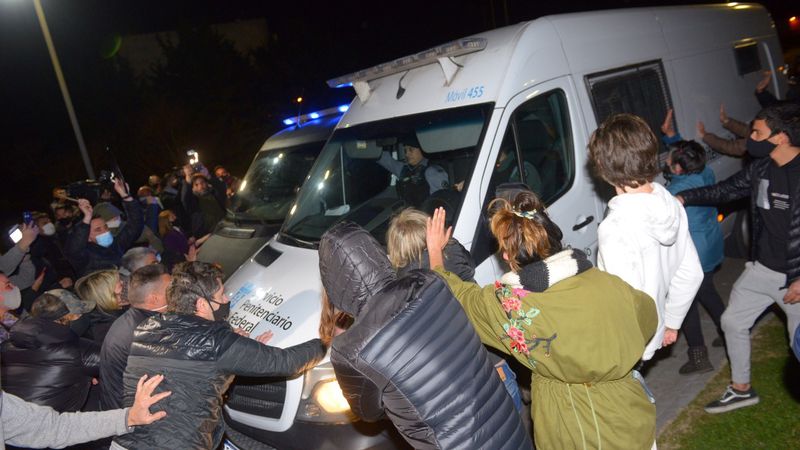 Con ‘huevazos’ vecinos impiden que ‘lavador de activos’ ingrese a su vivienda