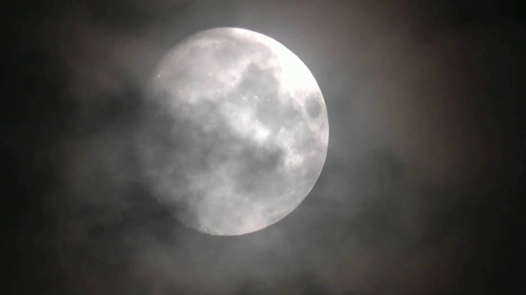 Luna azul o luna del Día de las Brujas. una nave espacial