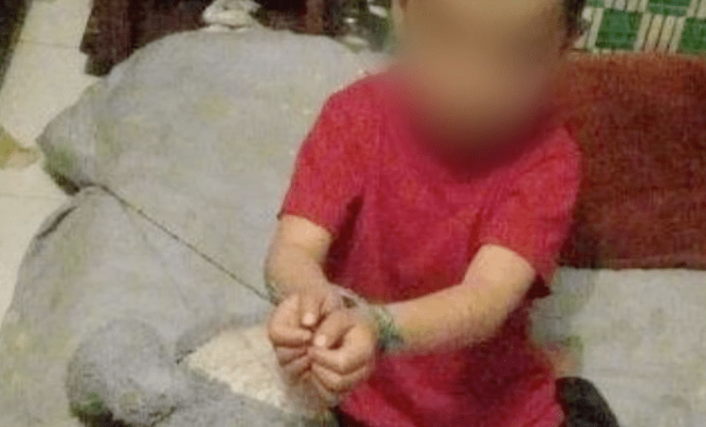 Niño de 4 años era torturado y amarrado a una silla por “travieso”.