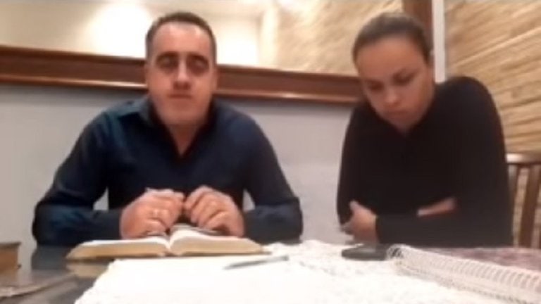 Pastor agrede a su esposa sin saber que estaba en Facebook Live.