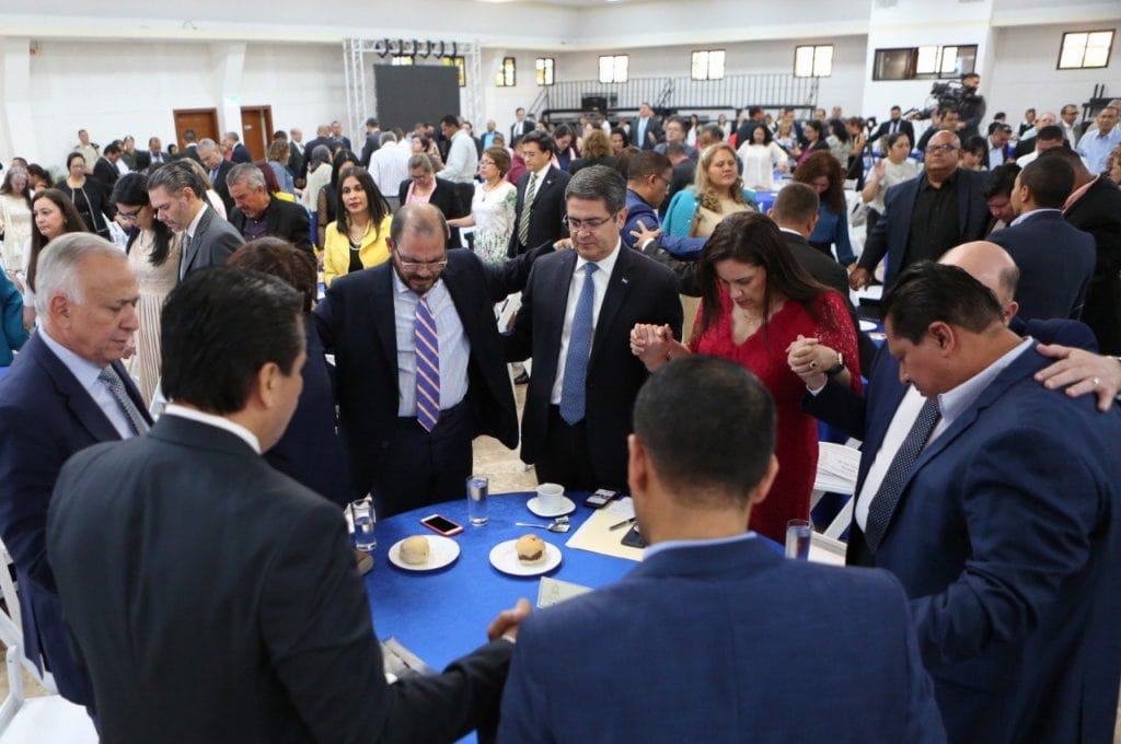 Pastores evangélicos en Honduras piden pensión por vejez.