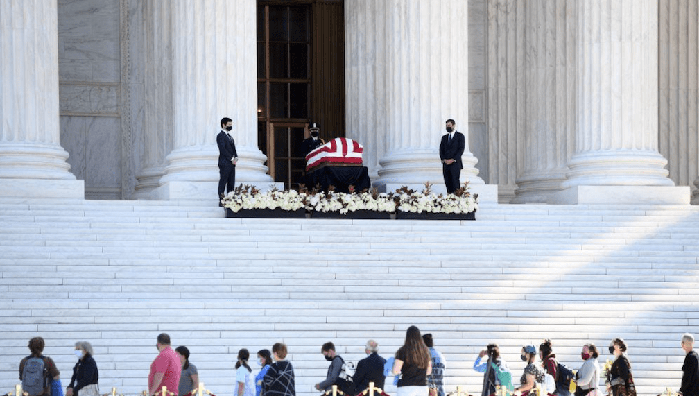 Restos de jueza Ruth Bader Ginsburg reposan en la Corte Suprema.