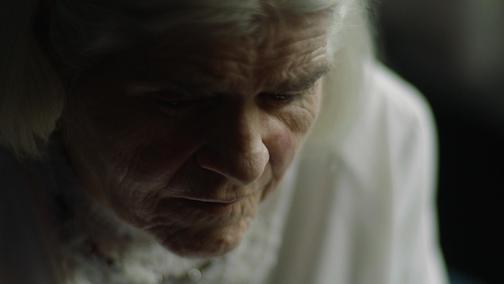 Anciana rescatada que estaba encerrada en condiciones inhumanas.