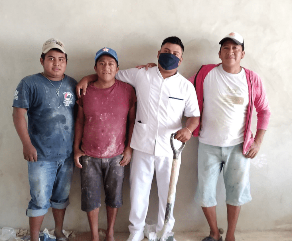 Albañil se gradúa de enfermero: ‘No olvido de donde salí’.