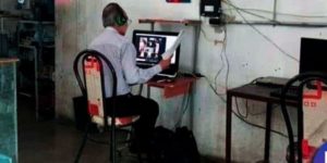 Maestro que no tiene acceso a Internet imparte sus clases desde un ‘ciber’ en México