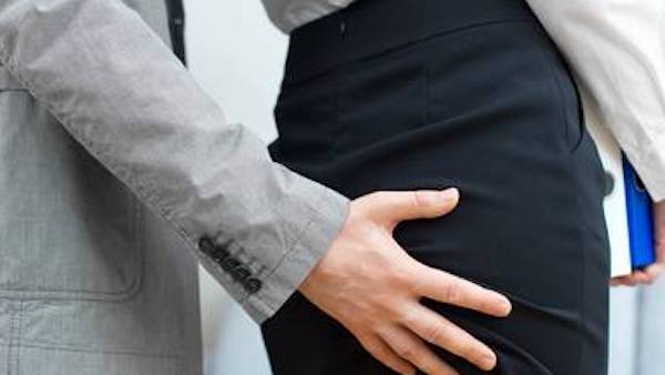 Policía busca a hombre que tocó a mujer en plena vía pública