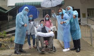 Con baile enfermeras celebran que hombre de 106 años superó el Covid