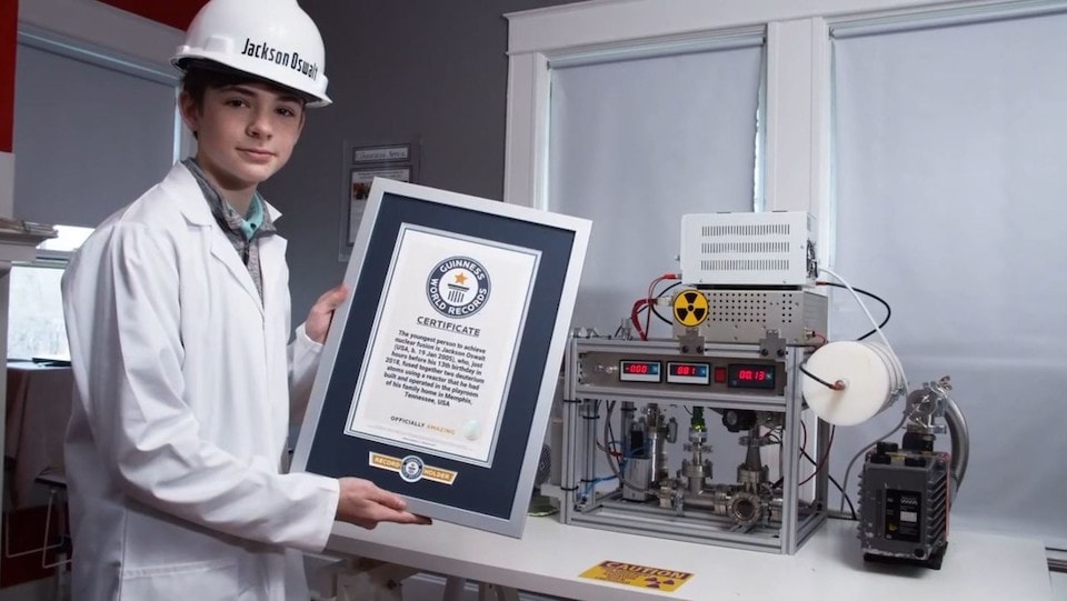 Adolescente logra una fusión nuclear en su propia casa.