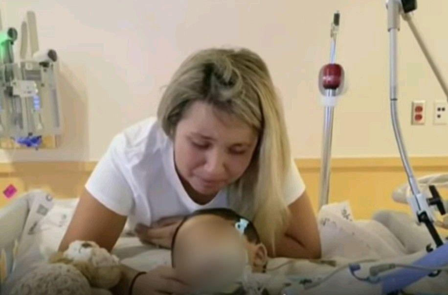 No dejen de orar’, el ruego de una madre para evitar que bebé sea desconectado.