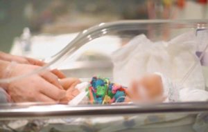 Bebé prematuro pasó varias horas en un congelador tras ser dado por muerto