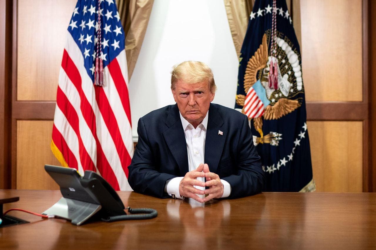 Trump al anunciar su salida del hospital: 'No le tengas miedo a Covid'.