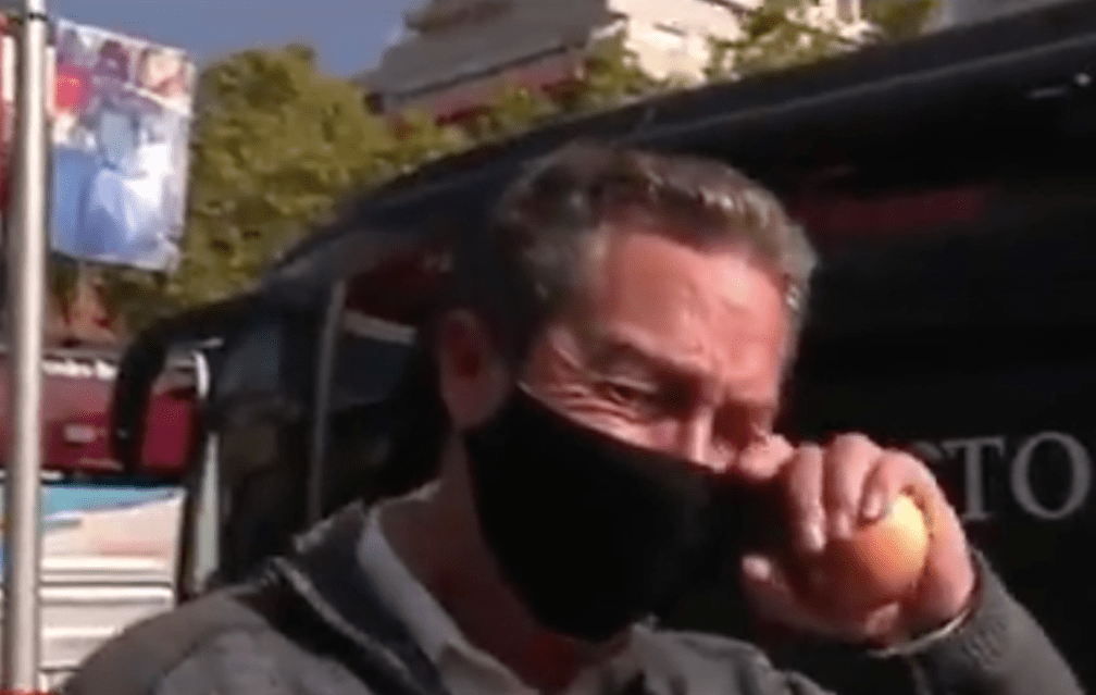 Empresario del transporte llora por estar en la quiebra.