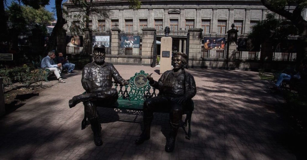 Piden retirar estatuas del Che y Fidel.