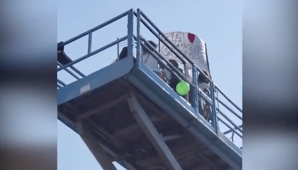 Con grúa mujeres logran ver a su amiga hospitalizada por cáncer.