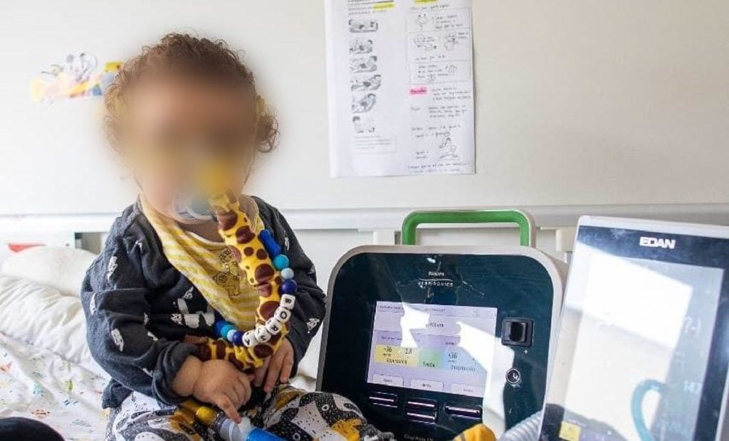 Niño gana la lotería global para recibir el medicamento más caro del mundo.