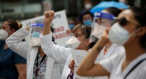 Diez años de cárcel a quien agreda a personal médico en México