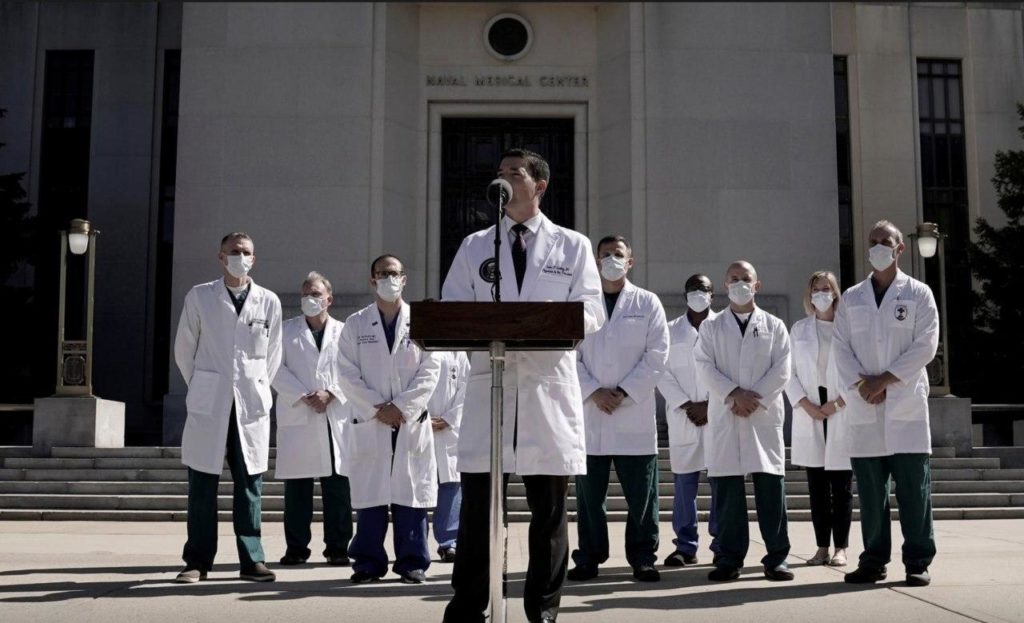 Trump 'está bien' y 'sin fiebre': según personal médico de la Casa Blanca.