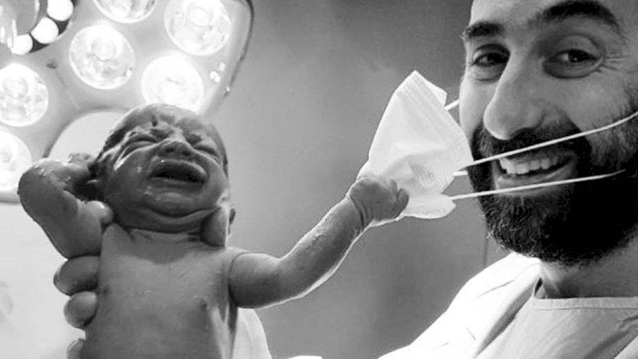 Recién nacido le quita el barbijo a médico.