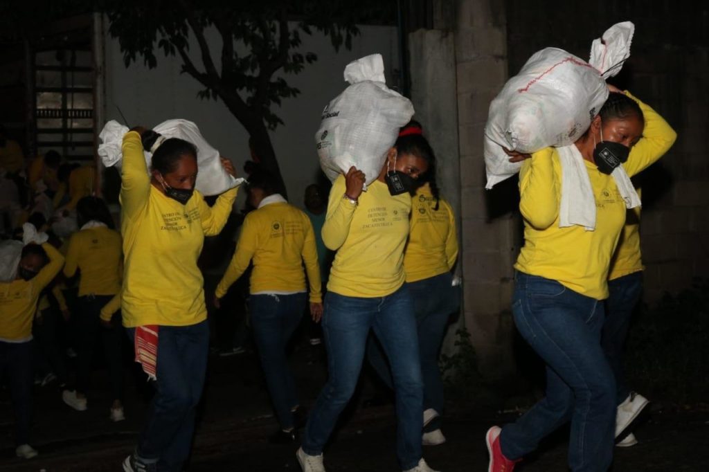 Reclusas trabajan en El Salvador.