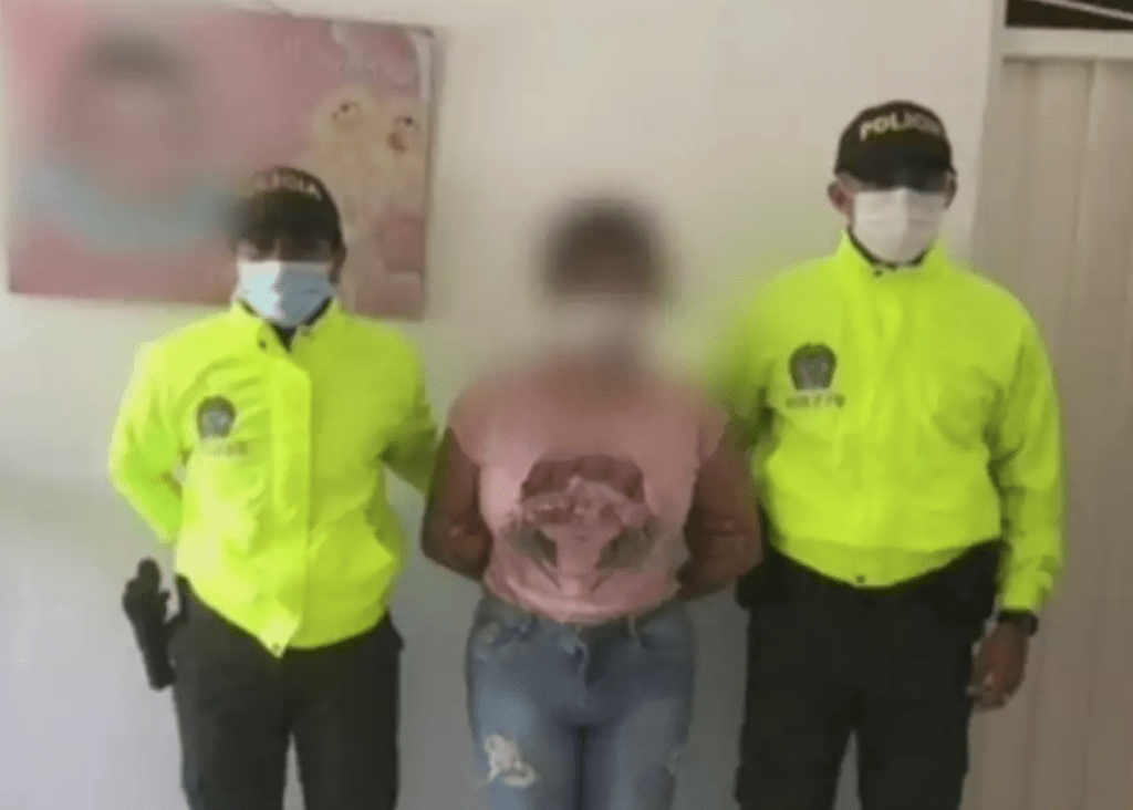 Detienen a madre por enviar videos de sus hijas a pedófilos.