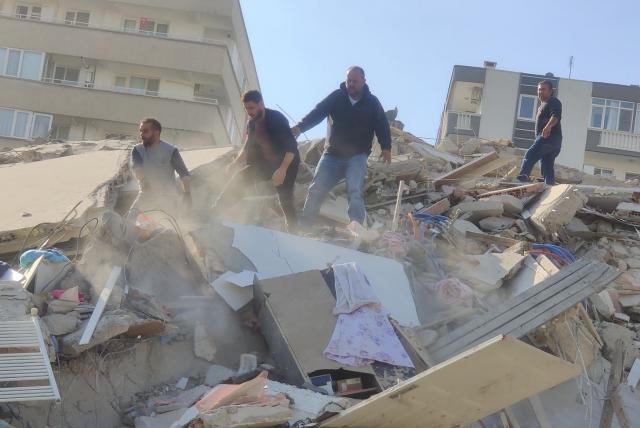 ImpactanteS imágenes del terremoto de 7 grados que sacudió Grecia y Turquía